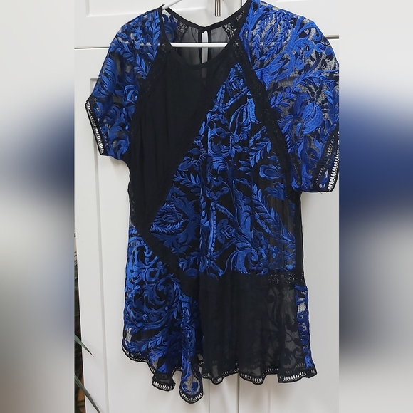 Karen Kane lace top - Picture 8 of 9